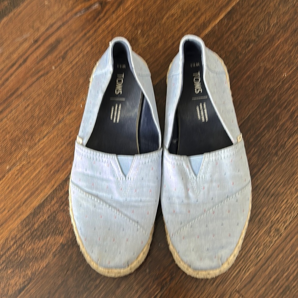 Very good used condition. Toms espadrilles with tiny hearts in navy blue and red